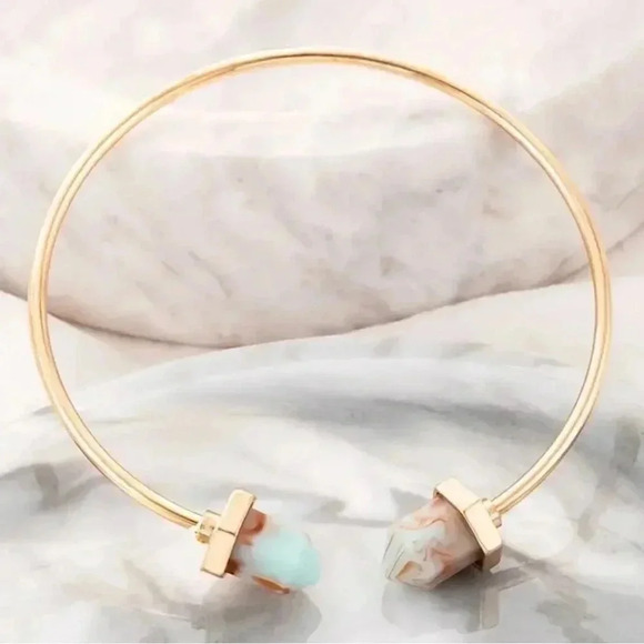 Minimalist hexagonal open bangle bracelet - Picture 4 of 4